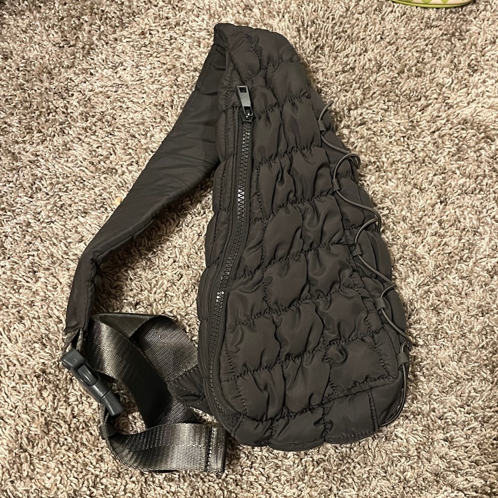Gray puffer quilted sling bag